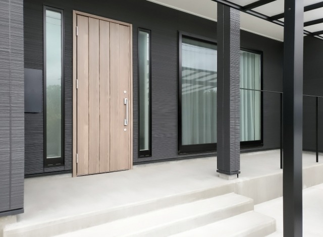 玄関ドアリフォームの費用相場は？