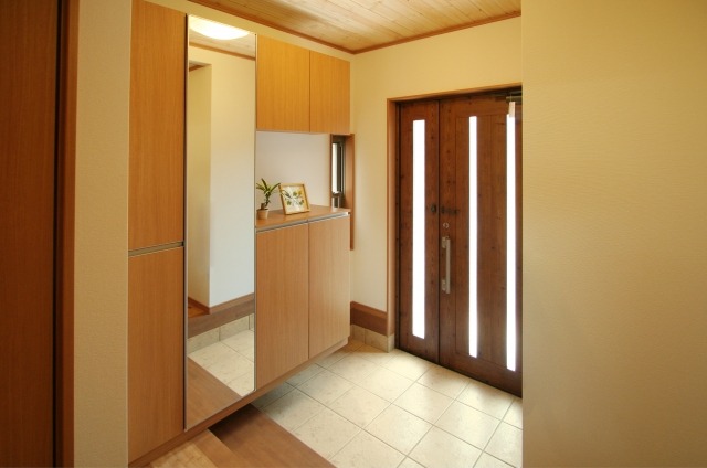 我が家に合うのはどれ？玄関ドアリフォームの種類と選び方のポイント